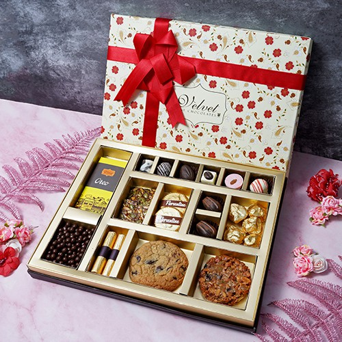 Sweet Golden Hamper for Mothers Day to Delhi, Delhi, Send Flowers and Gifts  to Delhi Same Day