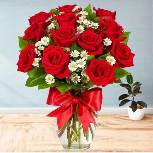 Gift Online Red Roses in a Glass Vase Gift Online Red Roses in a Glass Vase